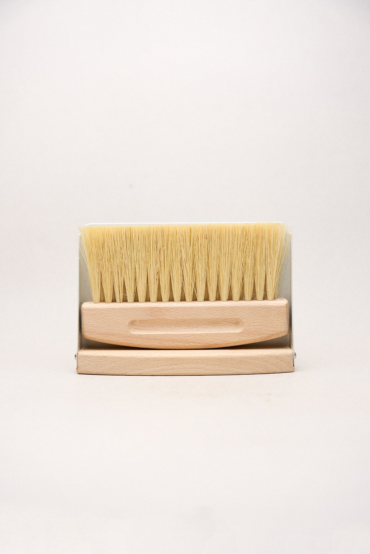 Cepillo y Recogedor de Mesa de Madera